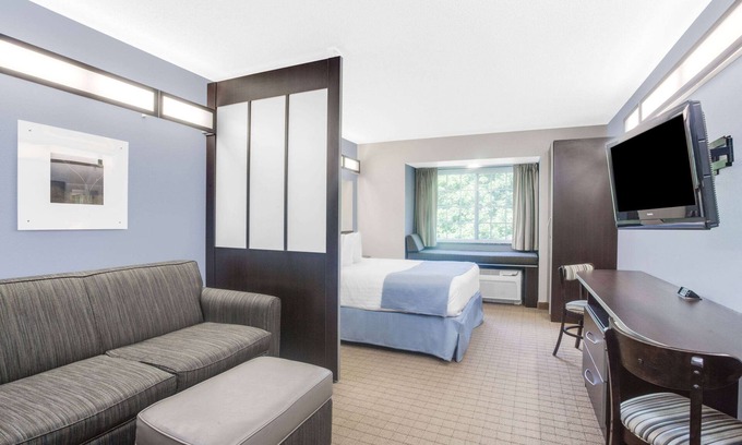 Bath Hotel | Cozy Microtel Inn & Suites by Wyndham Bath with Breakfast