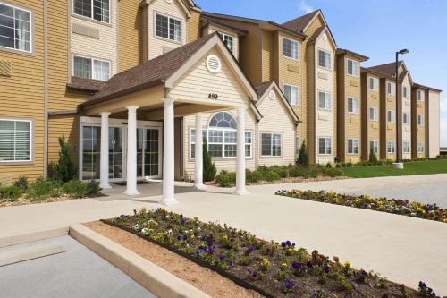 Cotulla Hotel | Cozy Microtel Inn & Suites Cotulla: Family and Pet Friendly