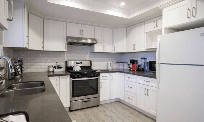 Rosemead House | Top-Rated Mid-Century Retreat with Outdoor Patio & WiFi