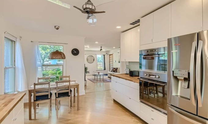 Georgetown House | Cozy Mid Century Home: Walk to the Square & Pet Friendly!
