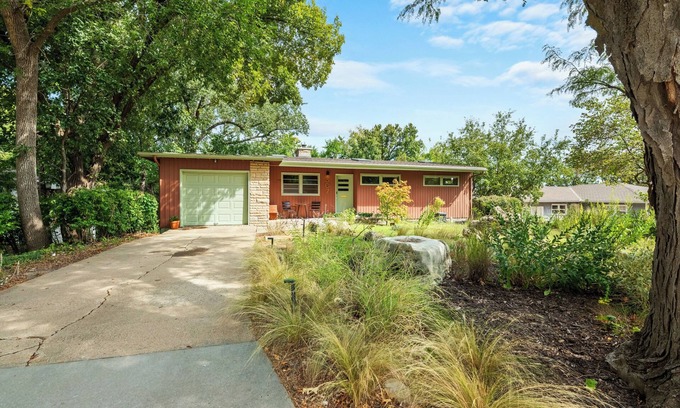 Manhattan House | Mid Century Dream Escape! One mile to KSU sporting events!