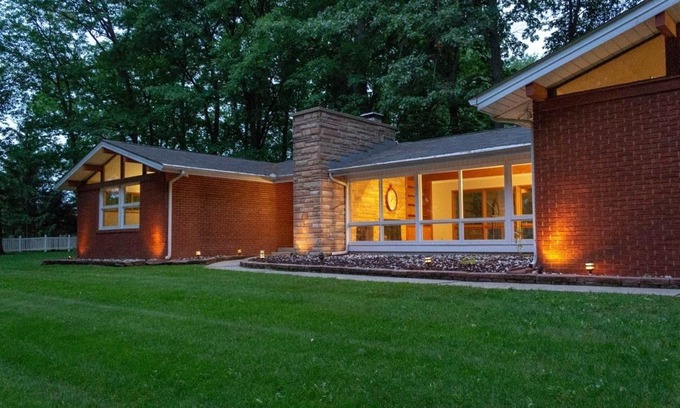 Valparaiso House | Peaceful Mid-Century Dream House: Pet & Child Friendly Retreat