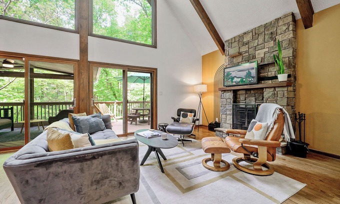 Northwest Raleigh House | Charming Mid-Century Cabin with Best Coffee Station Nearby
