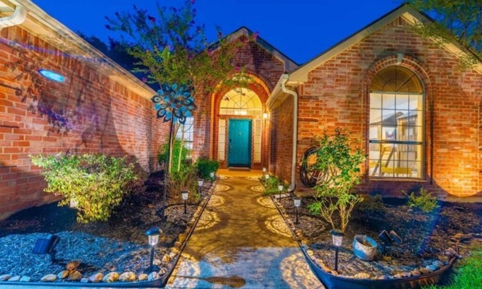 Elmo House | Mid-Century Gem by the Lake Near Rockwall Harbor
