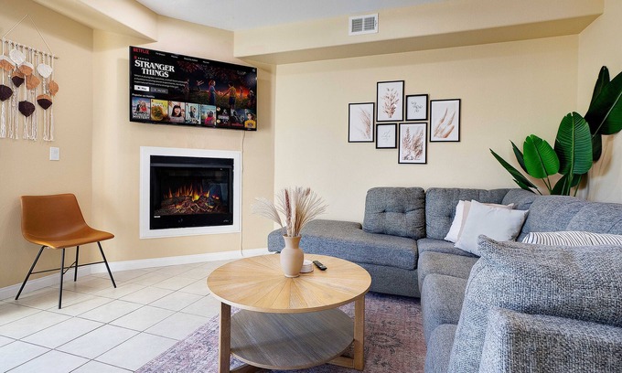 Lincoln Acres House | Family Townhome with Ocean View & Top Guest Rating 10/10