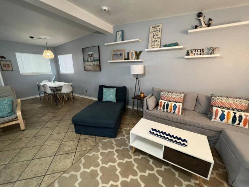 Aransas Pass House | Discover Mid-Century Modern Style at West Coast Whitney