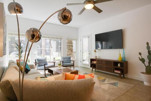 Desert Ridge Apartment | Modern Phoenix Condo with Pool, Steps from High St!