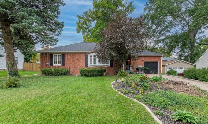 Davenport House | Convenient Mid Century Ranch Near All Major Attractions