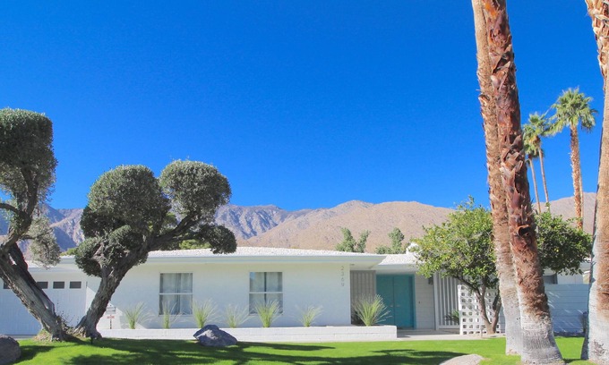Indian Canyon House | Mid-Century Style Hotel with Breathtaking Mountain Views