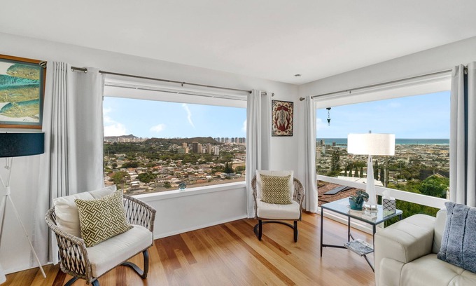 Liliha - Kapalama House | Secluded Mid-Century Retreat with Views near Downtown Honolulu