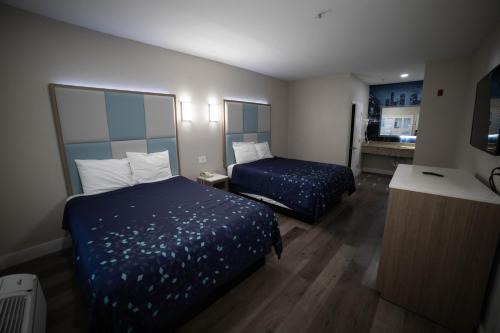 El Rancho Hotel | Welcoming Mid City Inn & Suites with Pool Access