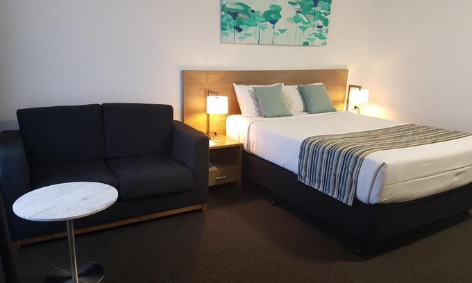 Singleton Hotel | Enjoy Comfort at Mid City Motor Inn Singleton with Pool Access