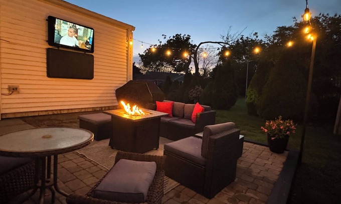 Middletown House | Cozy Mid-Island Retreat: Ocean View & Spa Near Newport