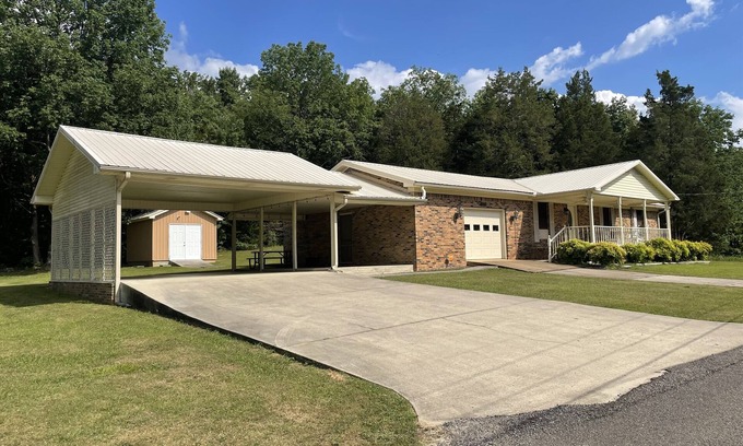 Guntersville House | Premier Boat Parking & Lake Views Near City Harbour