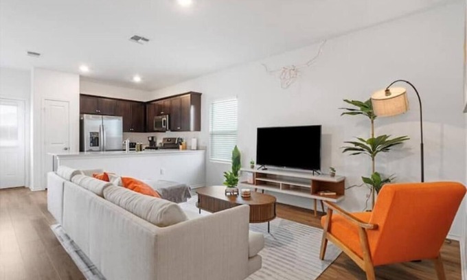 Del Valle House | Mid-Mod Oasis near Tesla & COTA