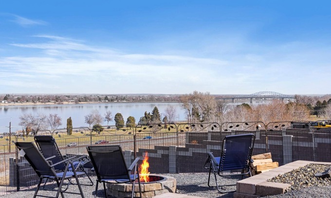 Tri-Cities House | Scenic River View Retreat with Spa and Family Amenities