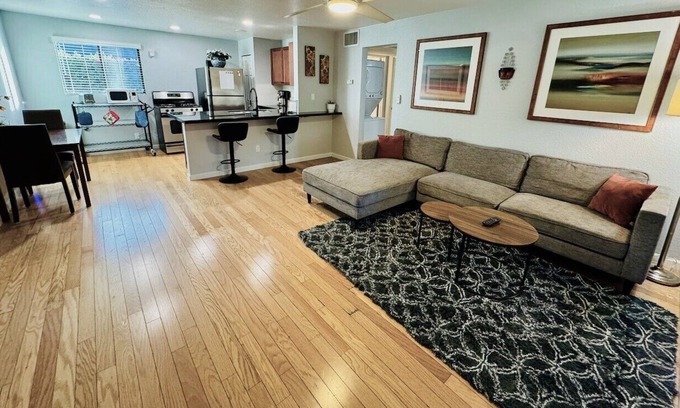 Encanto House | Inviting Mid Town 2 Bdrm Marvel: Breakfast Included