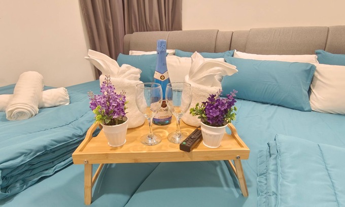 Central District Apartment | Family-Friendly Condo with Bathtub & Straits View