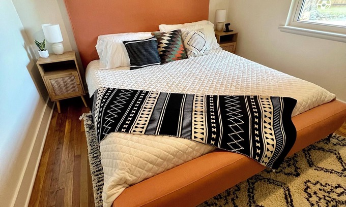 Norman House | Mid-West Mod-1 mile to OU-Central Norman-Sleeps 16