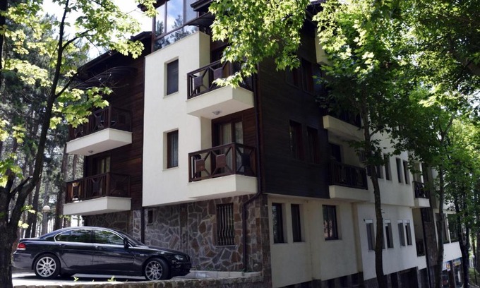 Velingrad Apartment | Pet-Friendly Retreat at Borov Park 1 with Hot Tub
