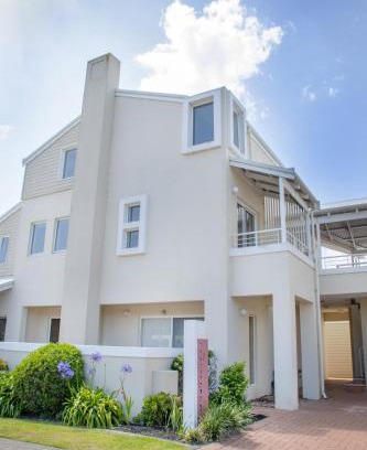 Middleton Beach House | Beachfront Bliss at Midd's - Family-Friendly Retreat