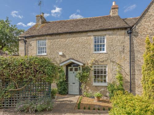 Easton on the Hill House | Pet-Friendly Middle Cottage: Rated 9/10 by Guests
