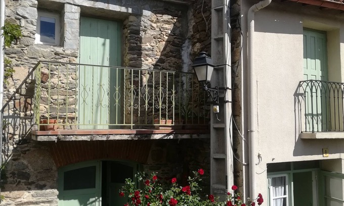 Mosset House | Experience Middle Mountain Village House with Pool & Spa