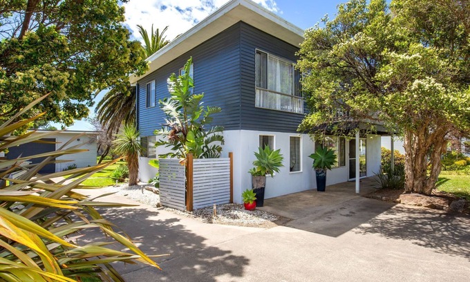 Culburra Beach House | Middle Sea - Pet-Friendly Escape, Steps from the Beach