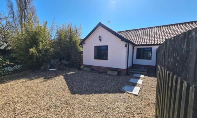 Harleston House | Modern Cottage Retreat at Middle Tree with Hot Tub & Breakfast