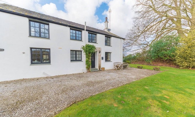 Penny Bridge Cottage | Explore Middlefield Cottage: Family-Friendly Getaway by Lake