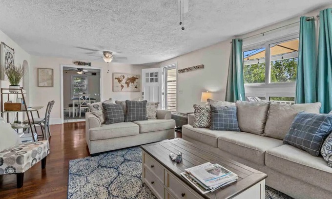 Newport East House | Middletown Beach Bungalow Near Newport