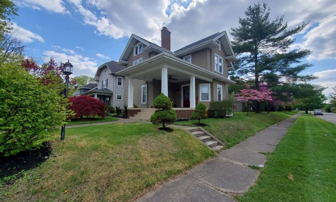 Middletown House | Spacious Middletown Centenarian with Kitchen & Spa Amenities