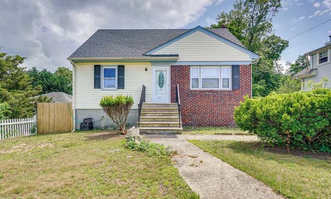 Leonardo House | Beachside Retreat in Middletown Township with Spa & Pool