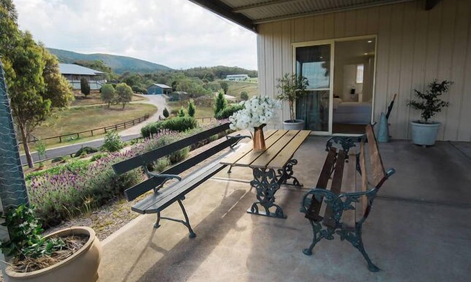 Central Mudgee Cottage | Idyllic Midgee Cottage: Romantic Getaway with Ocean View