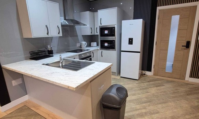 Hull House | Midland Apartment 5