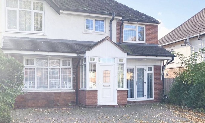 Walsall House | Midlands Contractor Team House: Family-Friendly with Pool & Ocean Views