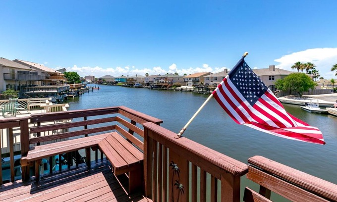 Corpus Christi Apartment | Exceptional Family Getaway at Midnight Bay Retreat TMBAK