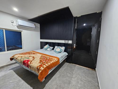 Orchha Apartment | Pet-Friendly Stay at Midnight Black by BnBGuys