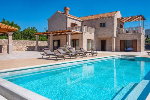 Cilipi Villa | Tranquil Midnight Serenity - A Child-Friendly 4-Star Retreat