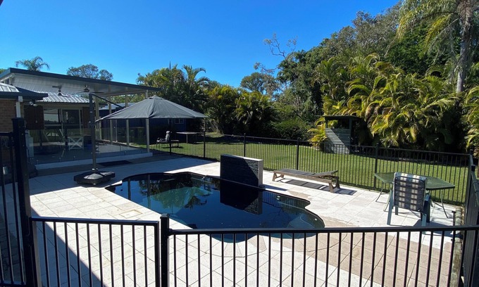 Urangan House | Midnight Splash In Urangan - Pet friendly