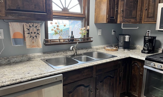 Homer House | Midnight Sun Manor: Pet-Friendly Retreat near Downtown Bayview