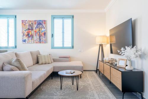 Zikhron Ya'aqov Apartment | Elegant Midrahov Apartment: Guest Rated 9.9 with Dining