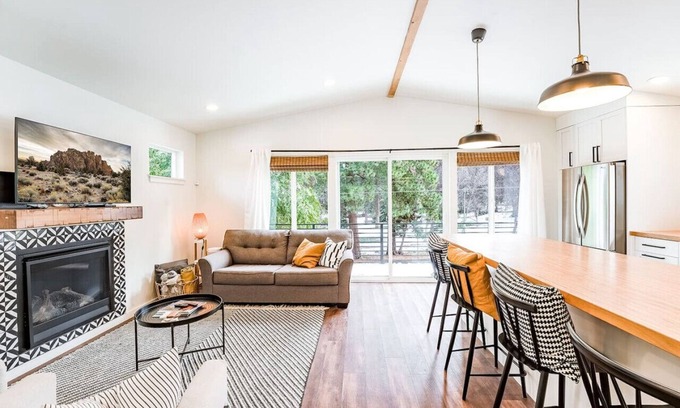 Orchard District Apartment | Lovely Midtown Retreat with Park View & Full Kitchen