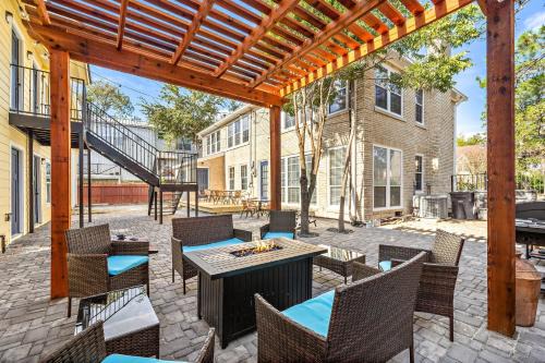 MacGregor House | Comfortable Midtown Home Near Med Center and Downtown Events