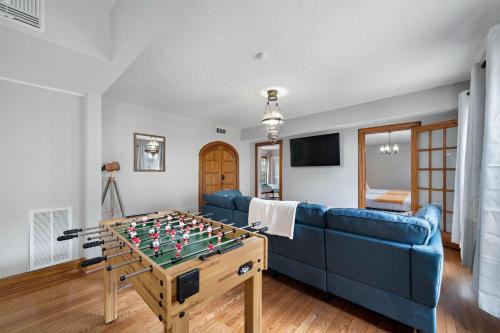 MacGregor Apartment | Modern Midtown Med Center Retreat with Patio & BBQ