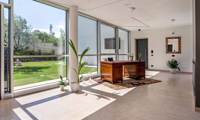 Ravina Apartment | Cozy 'Midum Domus' with Mountain View & Family-Friendly Amenities