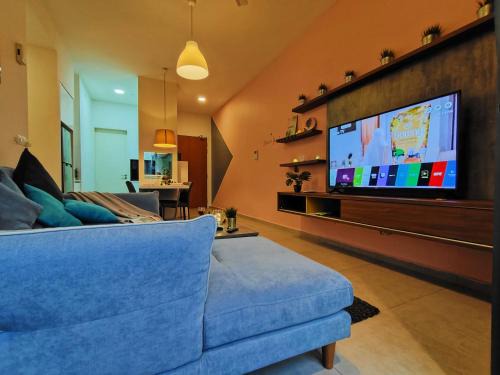 Kampung Pasir Apartment | Indulge in Midvalley Maxine Suite with Oceanfront Views