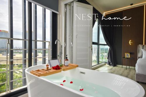 Central District Apartment | Exceptional Midvalley Southkey Mosaic Suite with Ocean View