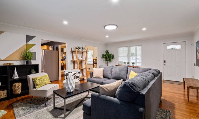 Woodstock House | Pet-Friendly 3BR Retreat Near Atlanta Golf with Spa