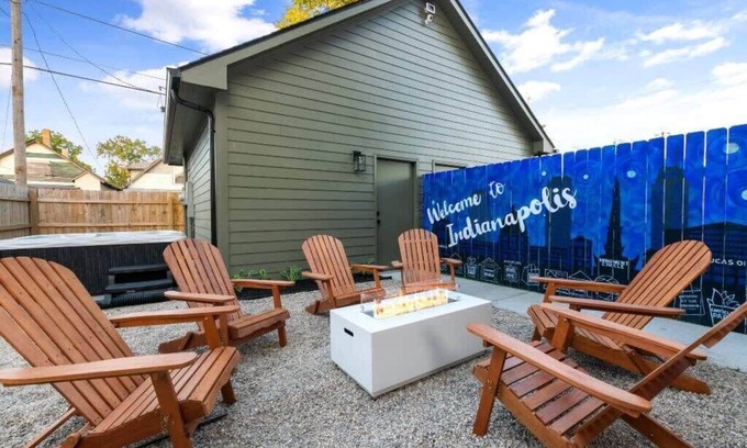 Indianapolis House | Midwest Moonlight! l Hot Tub, Fire Pit, Arcade!